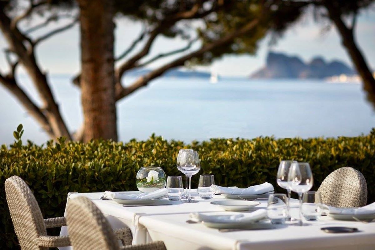 Top 13 des Meilleurs Restaurants avec une Vue Extraordinaire sur la Côte d'Azur