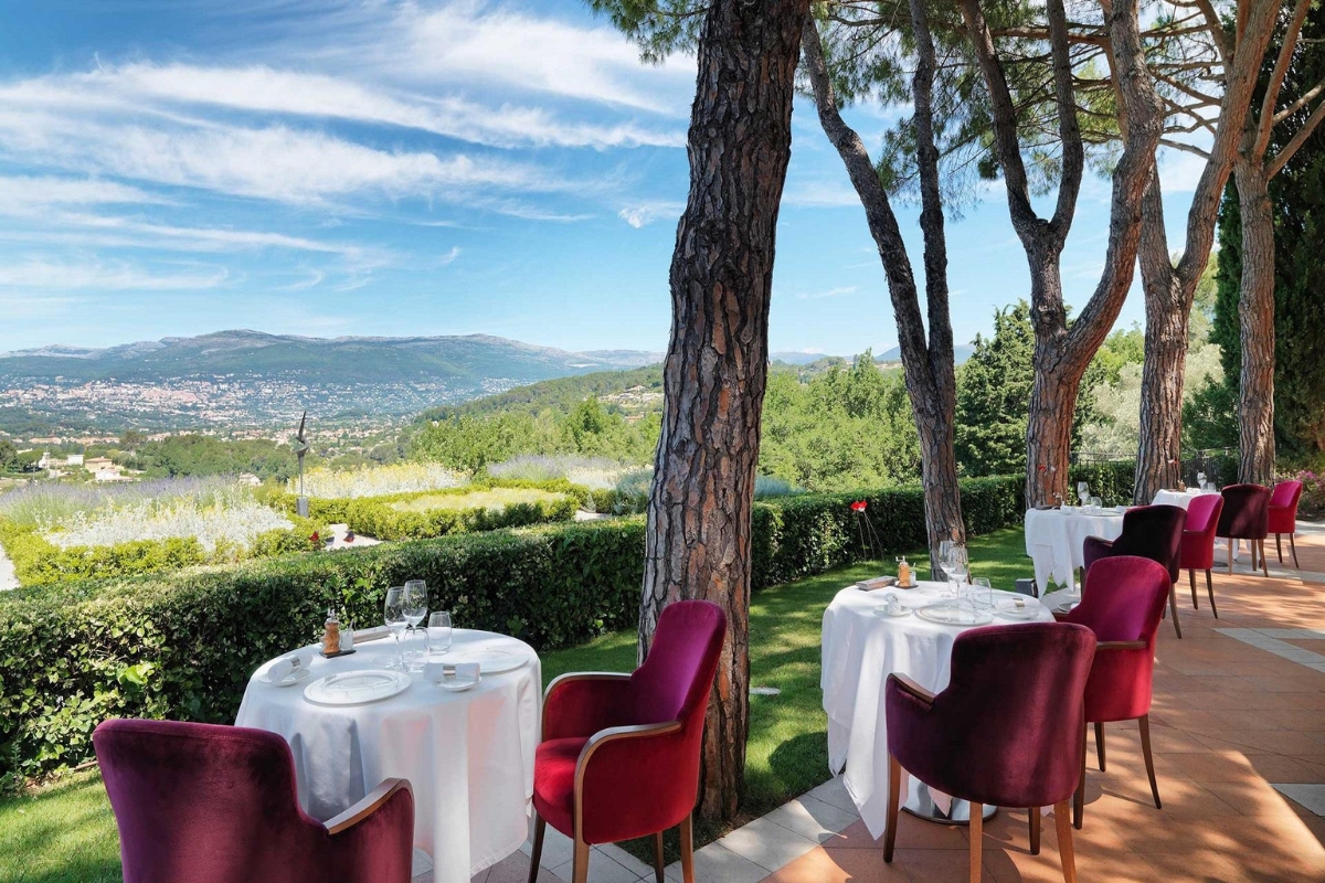 Top 13 des Meilleurs Restaurants avec une Vue Extraordinaire sur la Côte d'Azur