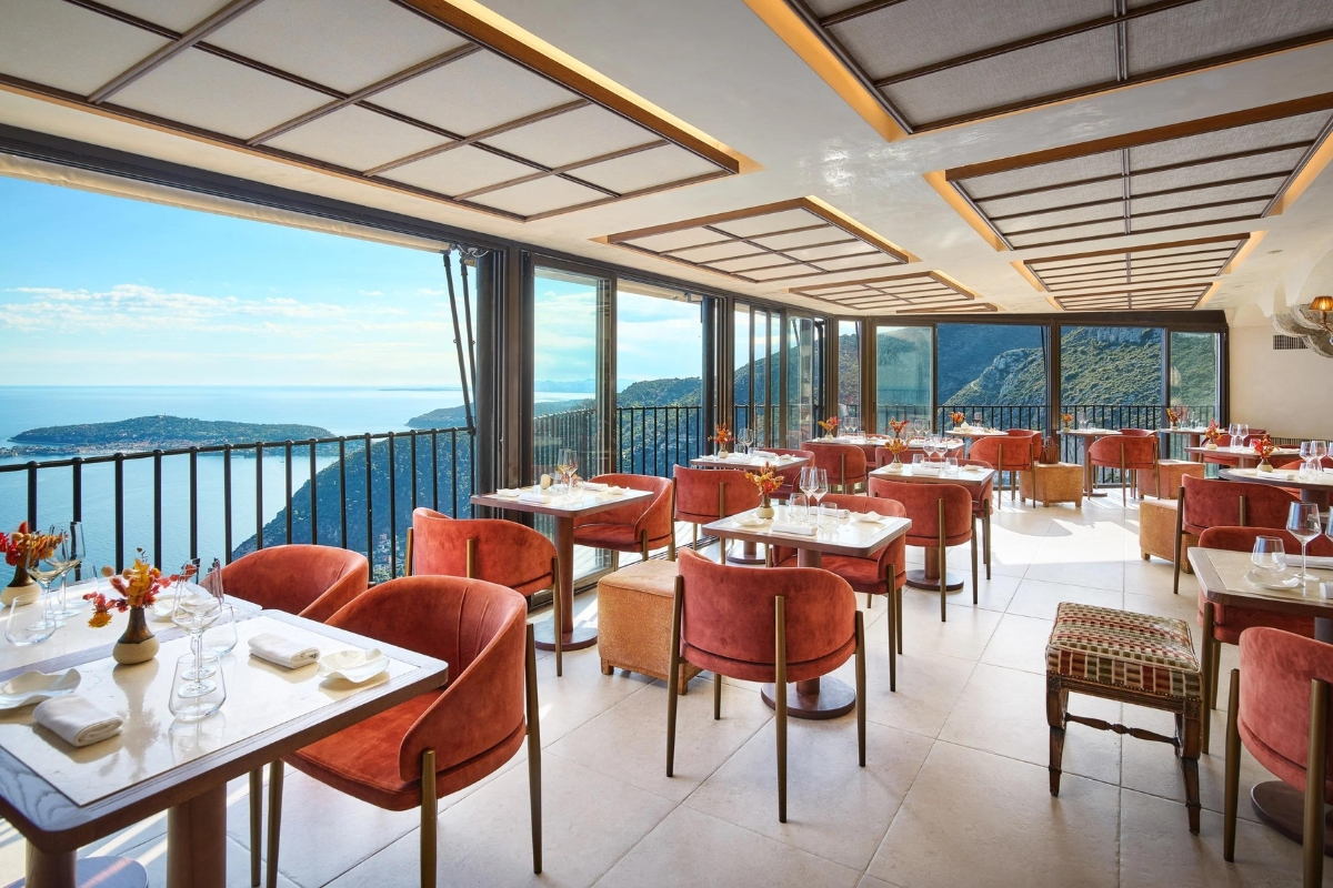 Top 13 des Meilleurs Restaurants avec une Vue Extraordinaire sur la Côte d'Azur