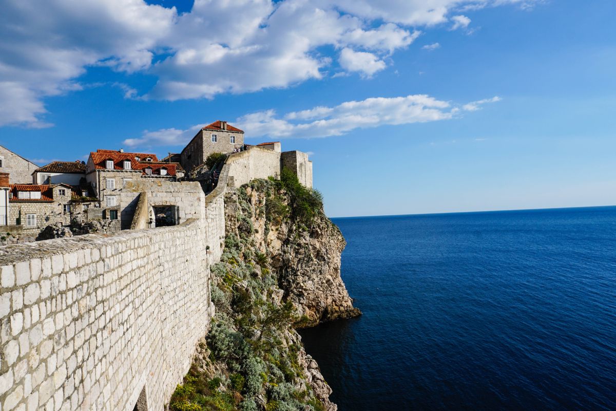 Faire le tour des remparts de la ville fortifiée de Dubrovnik