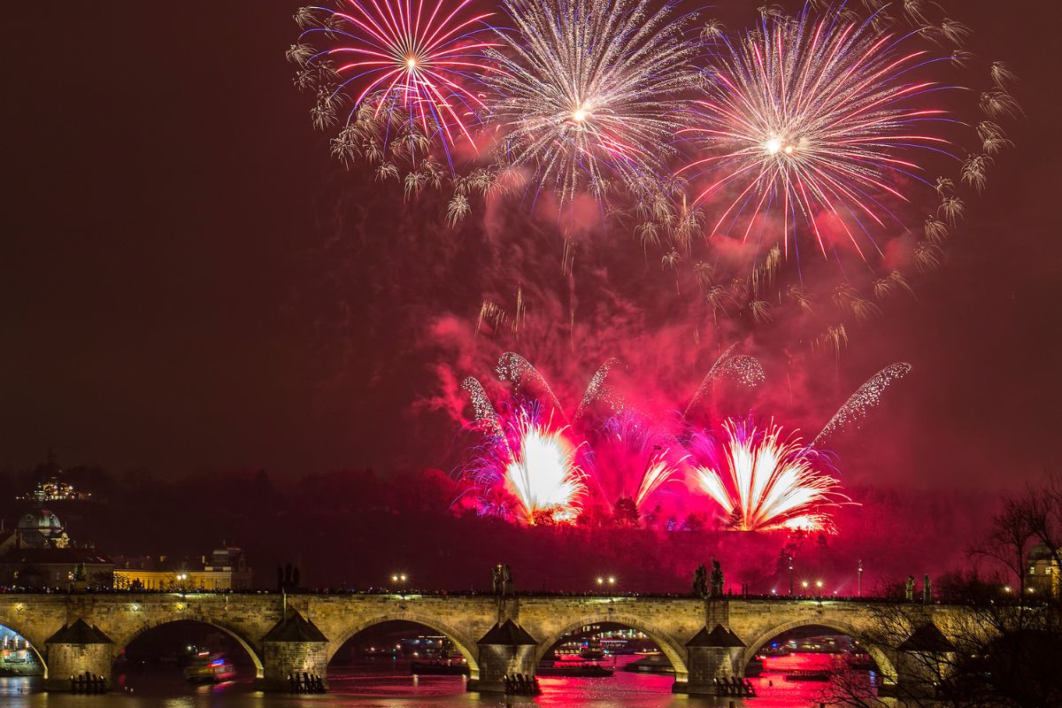 Les 10 meilleurs endroits pour admirer les feux d'artifice du Nouvel An  2024 à Paris - Splendia