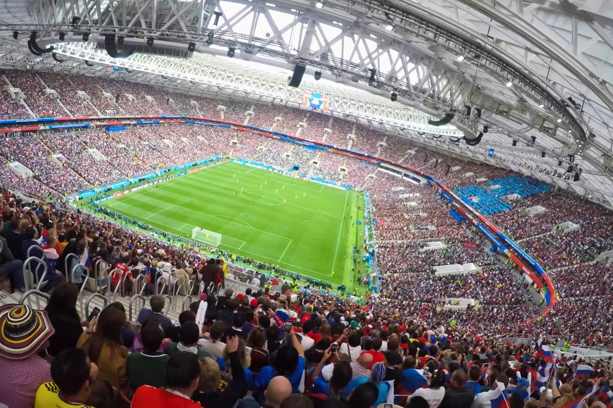 Ballon aux Pieds, Sac à Dos en Main : Les Plus Beaux Stades de Football du Monde