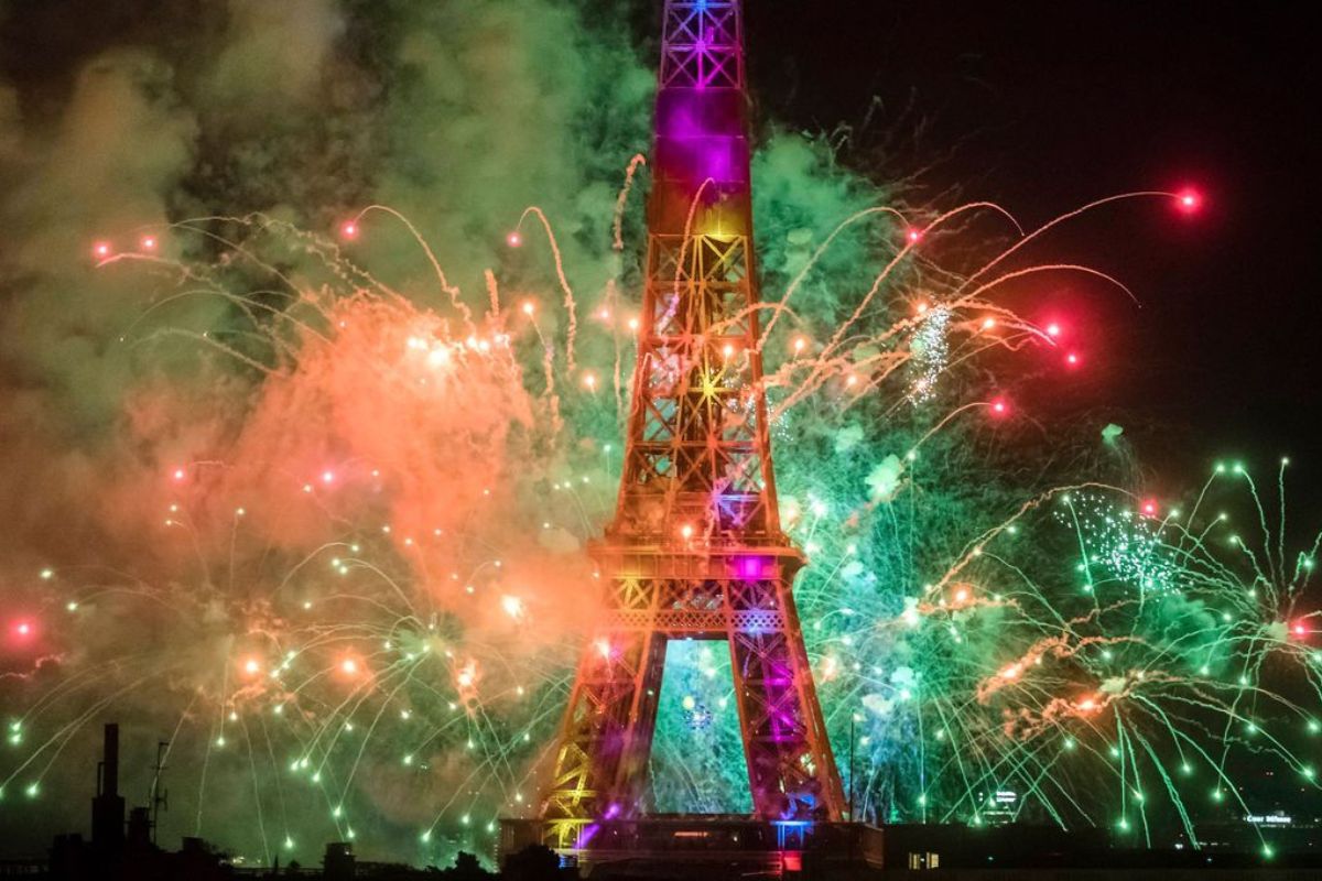 Au feu d'artifice de la Tour Eiffel, les JO 2024 en arrière-plan