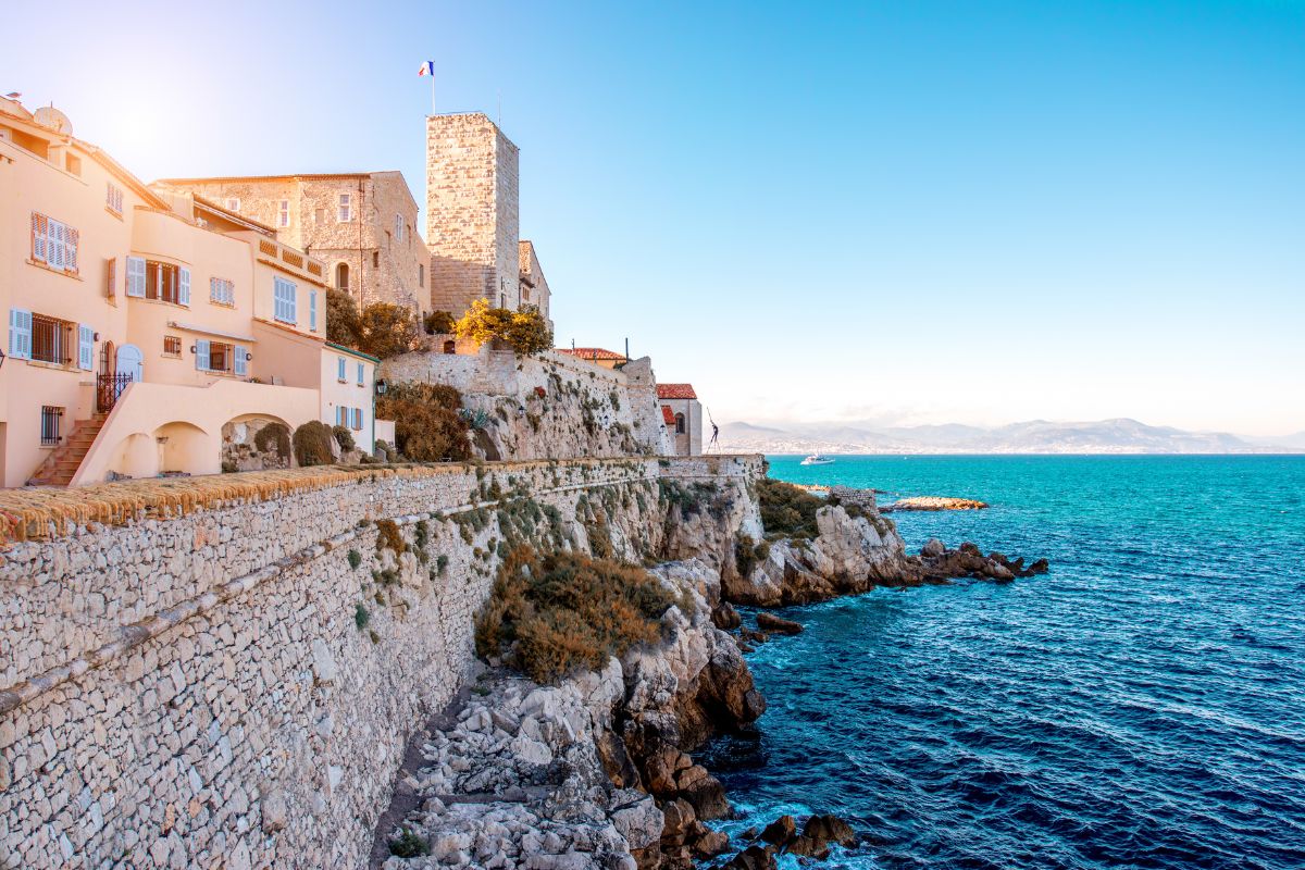 Les meilleurs restaurants à Antibes : un voyage gastronomique sur la Côte d’Azur