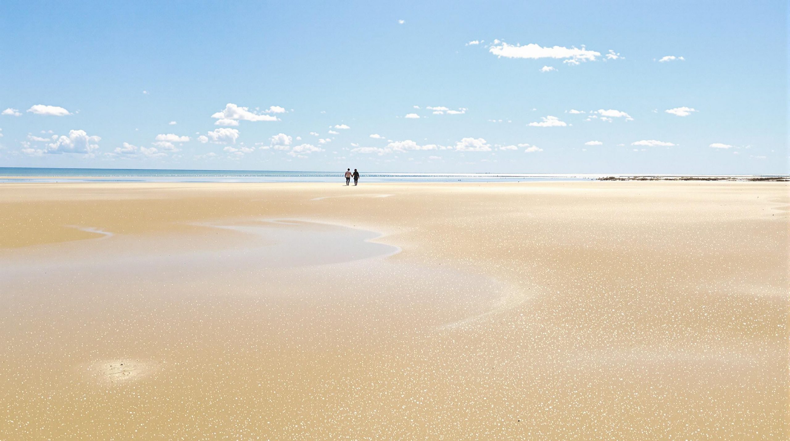 découvrez cette plage secrète de camargue, une oasis isolée où le sable fin et les dunes évoquent un désert en bord de mer, vous offrant un havre de paix loin de la foule. parfait pour les amoureux de la nature et les escapades tranquilles.