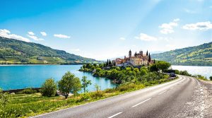 découvrez les meilleurs conseils pour visiter les magnifiques lacs italiens et trouvez où dormir pour profiter pleinement de leur beauté. explorez des hébergements charmants et des spots incontournables pour une expérience inoubliable au cœur de l'italie.