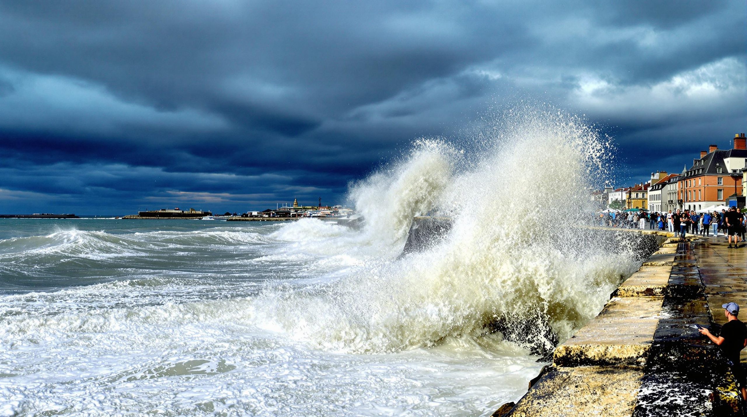 découvrez la magie des marées à saint-malo, un spectacle naturel à couper le souffle qui transforme le paysage côtier. plongez dans l'univers fascinant des variations maritimes, entre plages dorées et falaises majestueuses, et laissez-vous émerveiller par la puissance de la nature.