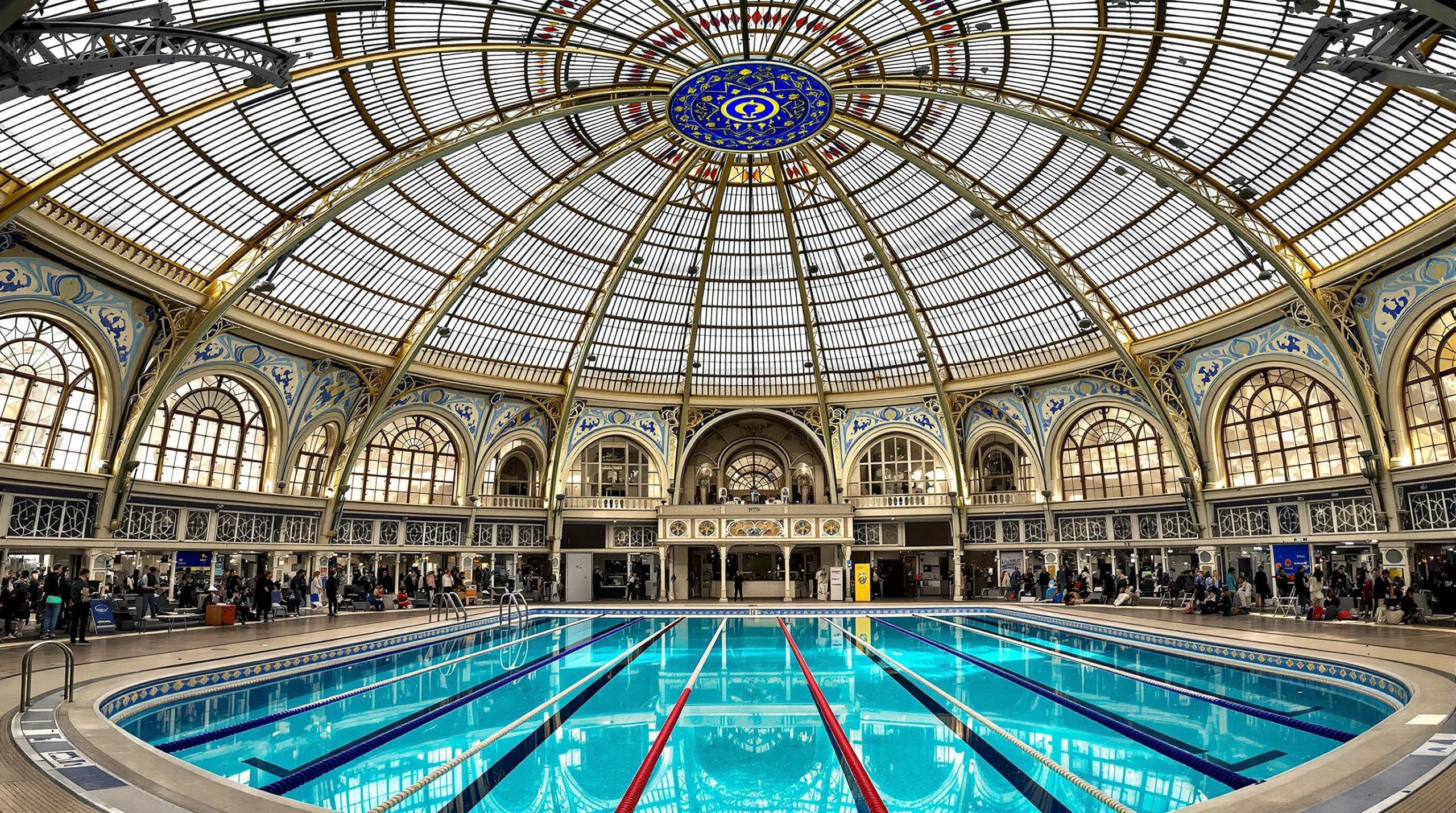 découvrez les quatre piscines les plus spectaculaires de france à explorer cet été. plongez dans des lieux d'exception alliant design, beauté naturelle et moments de détente inoubliables. ne manquez pas ces escapades aquatiques qui vont transformer votre été en une expérience unique !