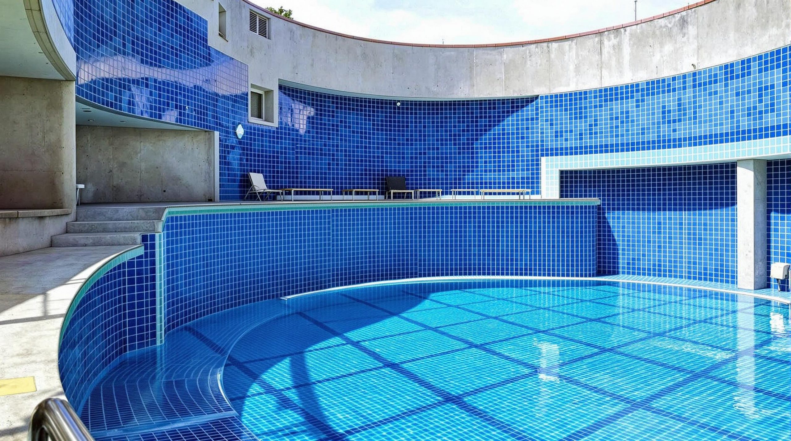 découvrez les 4 piscines les plus spectaculaires de france qui vous attendent cet été. plongez dans des lieux d'exception, entre architecture fascinante et paysages idylliques, pour des moments de détente inoubliables.