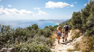 découvrez les meilleures destinations familiales en corse pour vos vacances d'août. plages, activités et paysages à couper le souffle vous attendent pour des souvenirs inoubliables en famille.