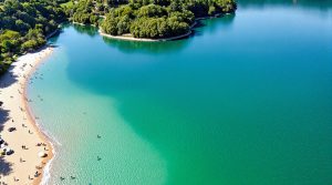 découvrez les meilleurs endroits où se baigner en dordogne : rivières naturelles, lacs et lieux insolites pour profiter de l'été en famille ou entre amis. conseils pratiques et spots incontournables pour une baignade rafraîchissante.
